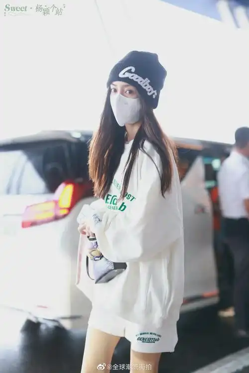 angelababy最新机场look 更新 身着绿色字母印花卫衣套装……_高清