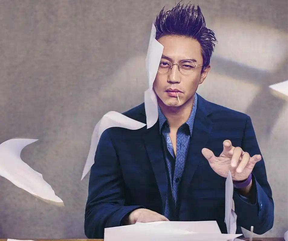 日常看似有些神经兮兮的邓超,带上眼镜的时候,竟然给小编一种大学帅气