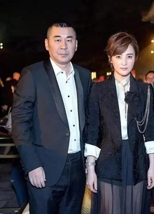 蒋勤勤与丈夫亮相,带火了一种新穿法:"上身去开会下身去夜店"