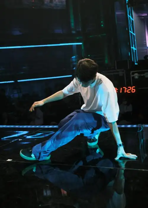 王一博街舞4花絮照 顺毛的一豹队长看起来好乖喔……_高清图集_新浪网