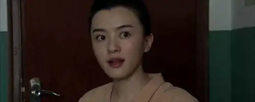 《正阳门下》中,关小关的扮演者是范琳琳,她毕业于北京电影学院,先后