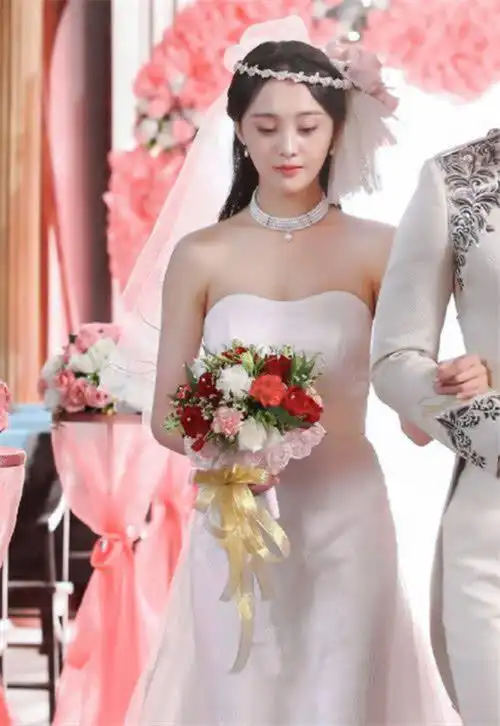 郑爽新剧造型曝光,一袭白色婚纱温婉动人,"锁骨线"超美了!_网易订阅