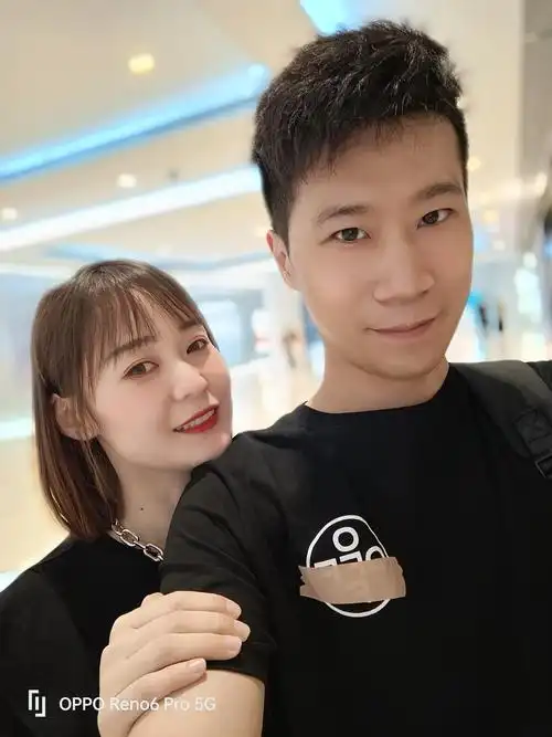 甚至,男女生合影时还能进行不同维度的美颜优化,让"ai焕采美颜"之后的