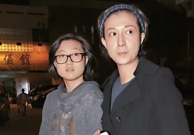 22岁小龙女现状曝光,面容憔悴领取救济粮,曾因父亲遭受校园暴力