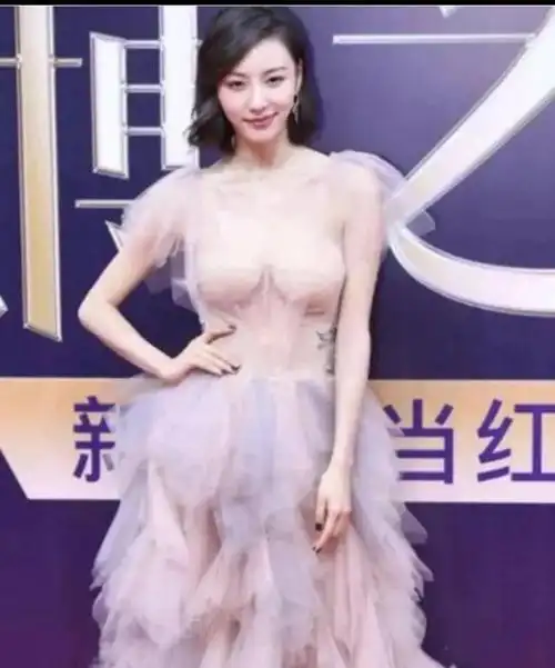 王思聪前女友陈雅婷穿透明薄纱裙大秀身材