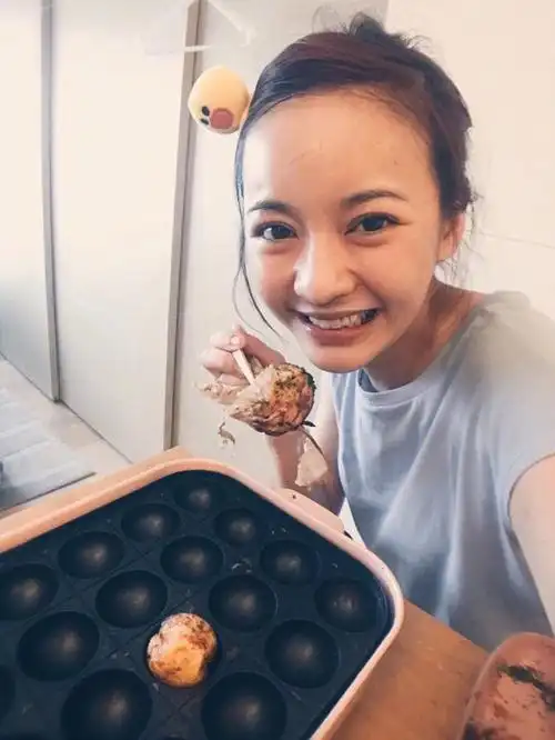 陈意涵素颜出镜笑容灿烂 头戴小黄鸭元气满满