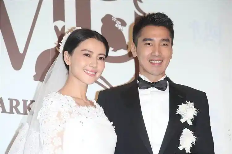 高圆圆勾着老公脖子,隔口罩与赵又廷亲吻,身旁女儿见惯了很淡定