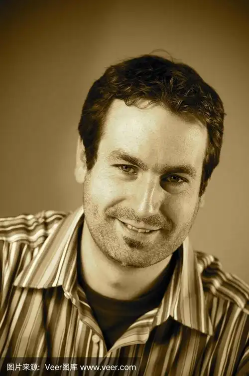 在棕褐色的年轻人