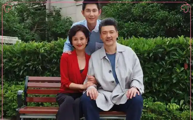 张翰妈妈51岁一袭酒红裙子身材好170的腿没白长