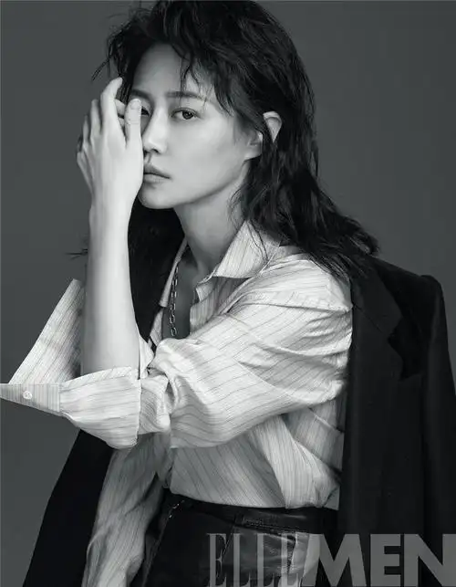 谭卓曝黑白写真眼神笃定尽显倔强