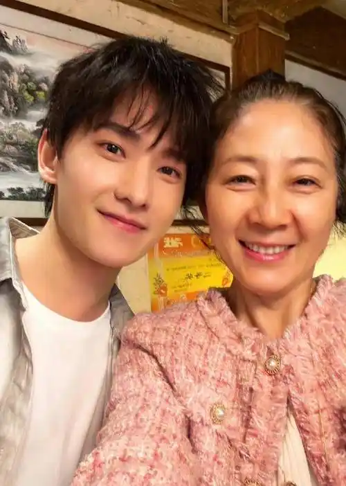 杨洋的合照发朋友圈并配文:我爸爸和我男朋友,如今妈妈也跟杨洋合照了