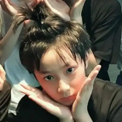 哪来的这么可爱童年幼崽,小时候看起来真的很奶唉@时代少年团-刘耀文