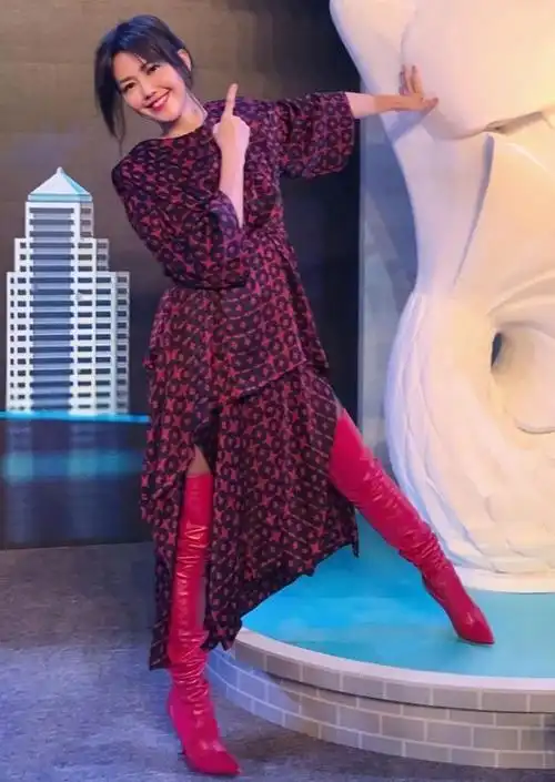 孙燕姿二胎产后复出,穿上衬衫,40岁的妈妈依旧少女感爆棚!