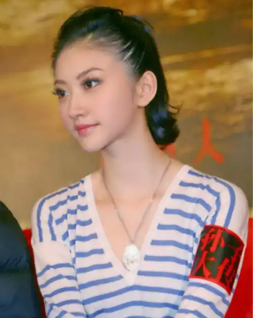 景甜剪短头发美炸了, 越来越娇嫩, 网友: 短发甜越来越有范了