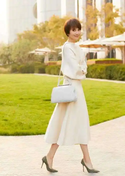 袁泉个人资料简介(穿衣体面却显嫩)