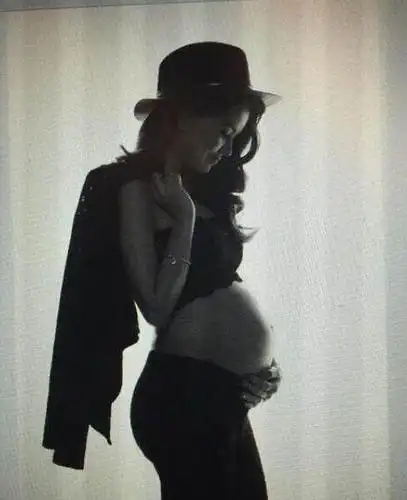 昆凌杨颖穿了一件白色衬衫,孕肚非常抢镜,而黄晓明则一脸宠溺的望着