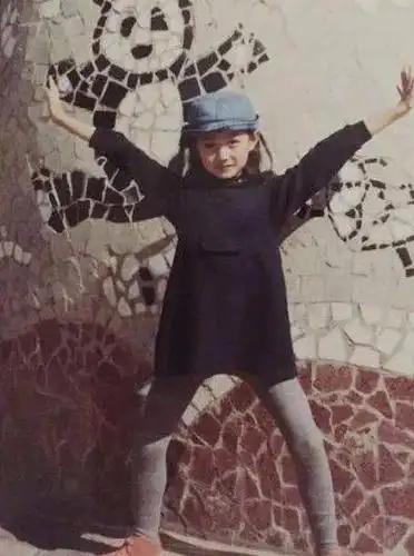 徐璐童年旧照曝光穿搭时尚模样娇俏可爱五官竟意外撞脸杨幂