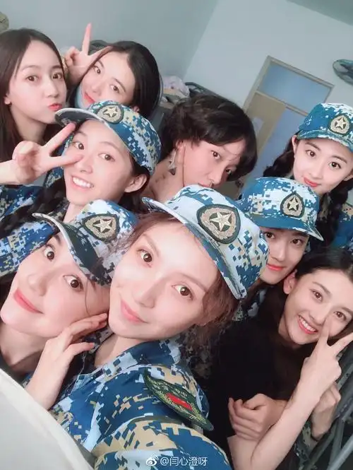 尴尬宋祖儿和班里女同学合影全班女生长一个样