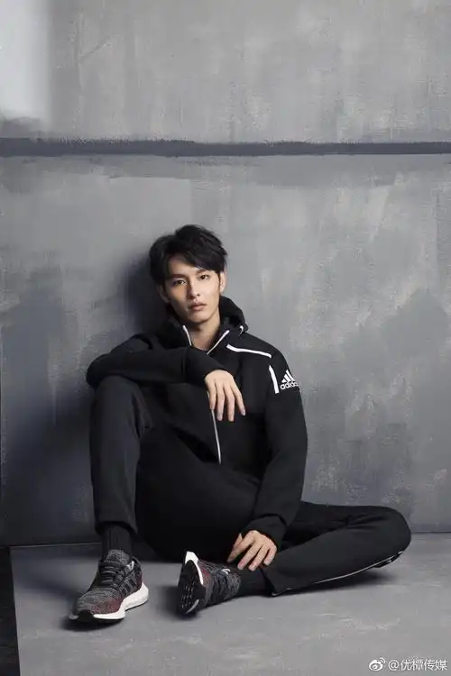 曹佑宁携手运动品牌诠释新系列  散发酷帅气场质感十足
