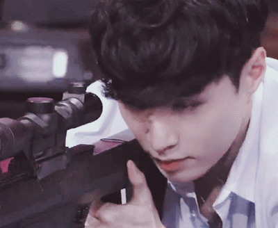 张艺兴拿枪瞄准直视gif动图_动态图_表情包下载_soogif