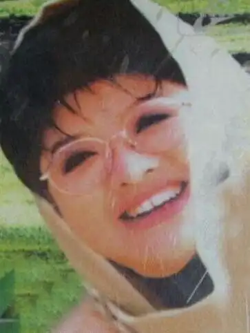 早前,有网友曝光了韩红年轻时候的照片, 那时的韩红青涩的脸可以用