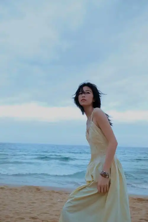 周雨彤在沙滩上拜年