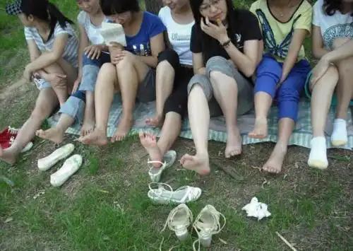 而且男生的脚臭现象女生穿靴子真的会脚臭吗?