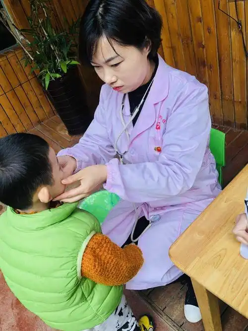 龋齿检查,查看喉咙扁桃体,脊柱和四肢检查是否有佝偻病,观察外生殖器