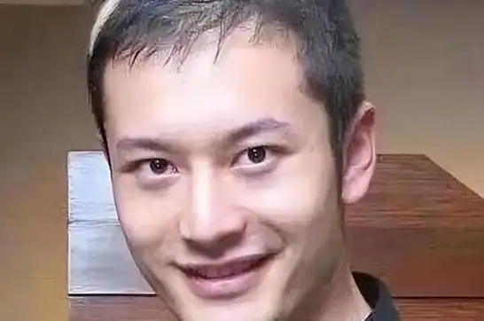 黄晓明已经过了四十岁这个年龄,这件事大家都能够理解,但是二十来岁的