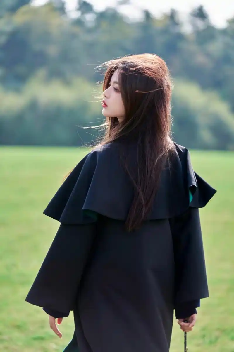 美女杨超越,穿着jk制服,围着黑色的围巾,手握着魔杖,就像是从童话世界