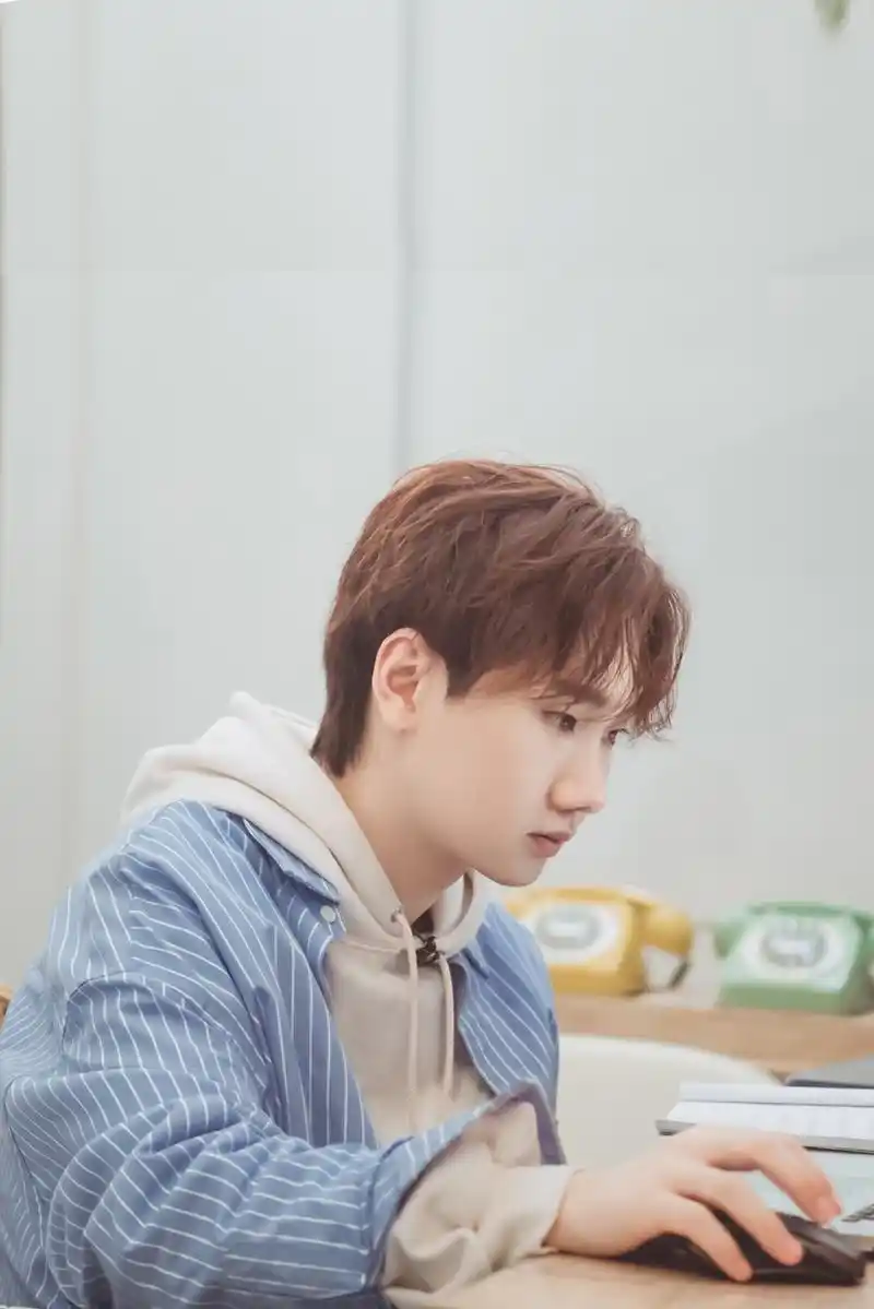 组图:汪苏泷卫衣搭条纹衬衫干净清爽 弹琴展现音乐人本色