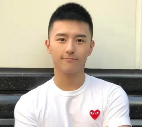 炎热六月男生清凉短发帅气干净