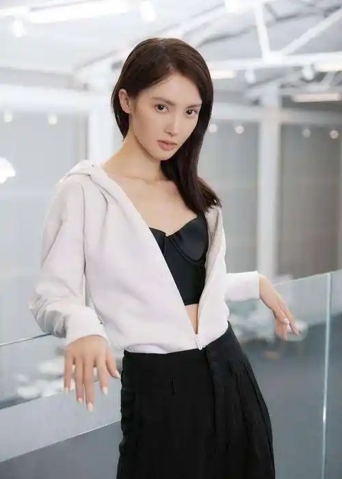 金晨王子异新戏开拍,直升机旁拍吻戏,网友:俩人都很专业_显得_男方