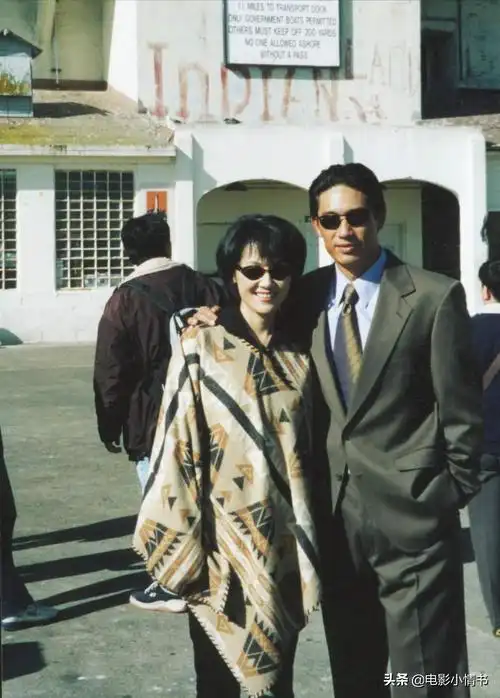 高峰的老婆:王姬丈夫高峰,抛下一切远赴美国求爱,拒签5次,终与爱人