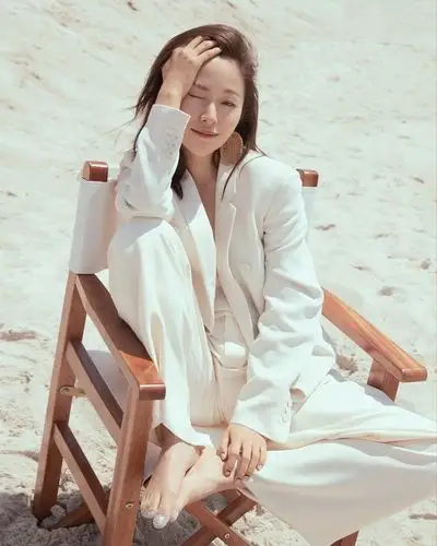 江一燕气质写真曝光新作解锁全新身份