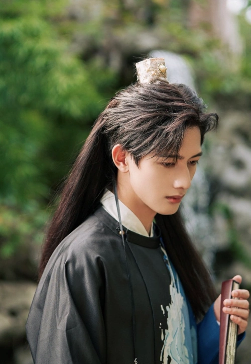 古风小说男主有了脸,公子王爷将军侠客……"因为甘望星是浓颜系的帅哥