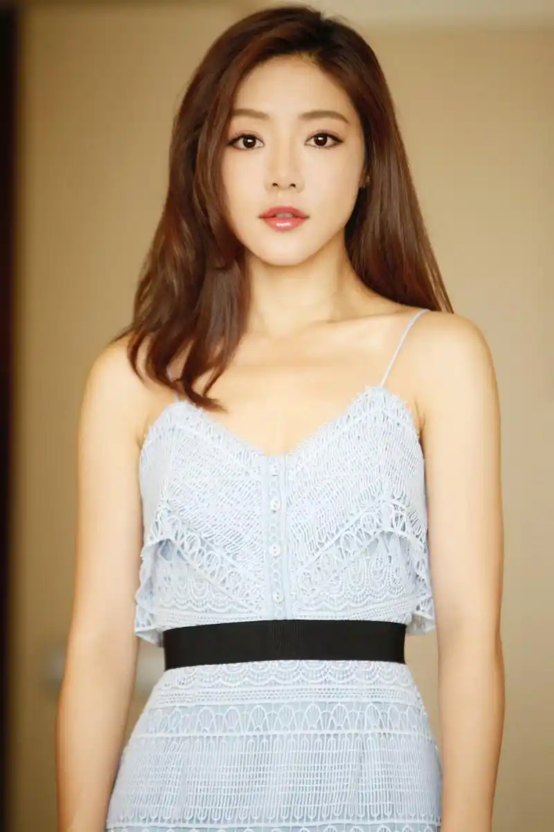 曾出演爱情公寓的邓家佳,生活中也很有女神魅力