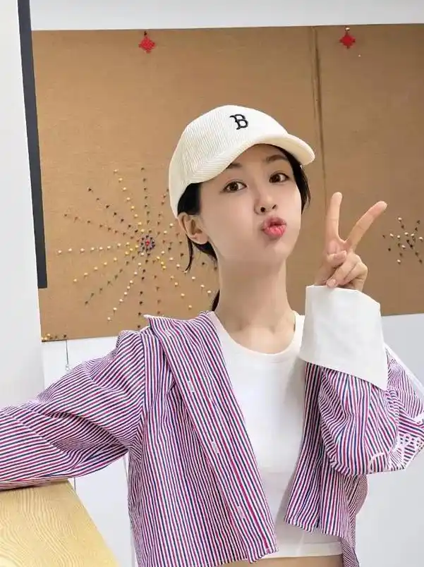 杨紫最新造型曝光,穿露脐装大秀蚂蚁腰,嘟嘴卖萌像回到高中时代