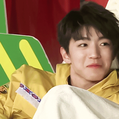 王俊凯动图 cr.嵩嵩越宠越可爱