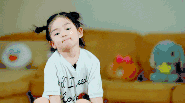 戚薇女儿lucky挑战甜馨成新任表情包一姐又到了组团偷孩子的时候