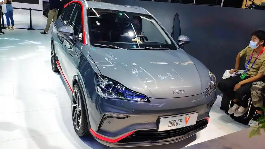 2020年北京车展:哪吒v实车-新浪汽车