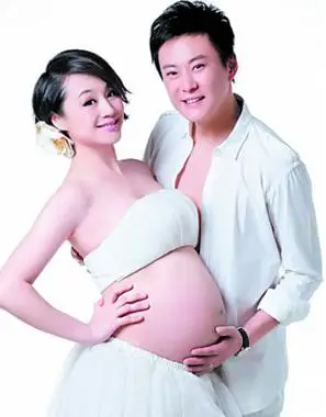 曹颖发布幸福孕照 下个月中旬将产子(图)