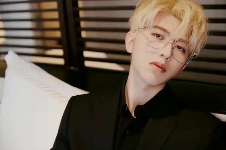 蔡徐坤最新活动造型图金发配黑色西装再戴一副金丝眼镜