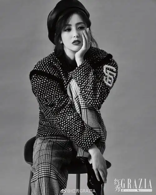 佟丽娅登封吊带裙大秀香肩黑白风眼神笃定攻气十足