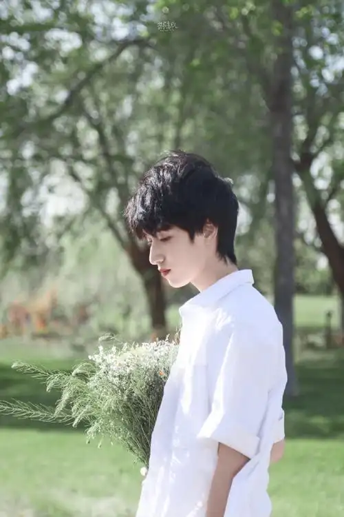 严浩翔 云程发轫万里可期#严浩翔 | 少年与花在有你的每个季节里 多