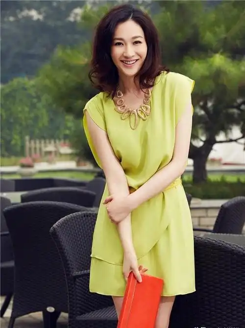 5月19日,李小冉在社交平台分享了一段化妆间的精彩瞬间,视频中她展现