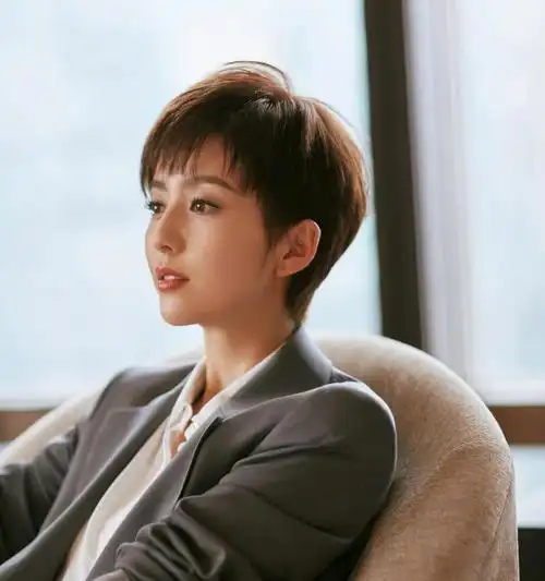 佟丽娅短发造型减龄,清爽干练攻气十足,秒变20岁职场小鲜肉