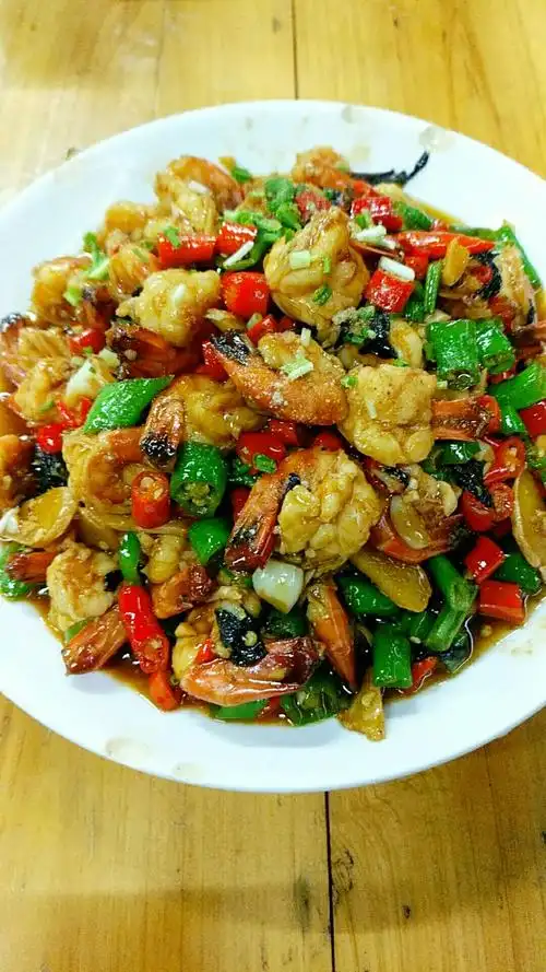 青椒虾仁采用新鲜罗氏虾去壳再用本地辣椒烹饪而成