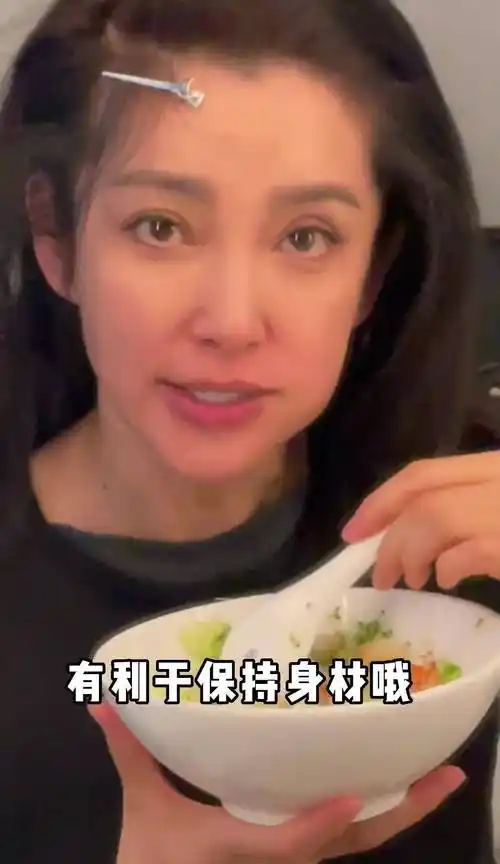 49岁李冰冰近照变化大,瘦太狠撞脸李勤勤,狂吃菜叶连盐都不沾_妹妹