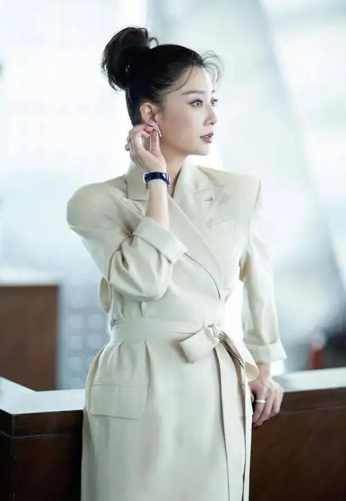 演员殷桃,感情一波三折,42岁靠缘分结婚